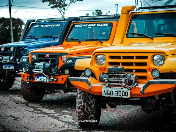 Jipes de clube alinhados na exposição de veículos 4x4