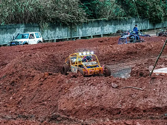 Gaiola cross atravessando a pista de terra no JipeFest Juquiá