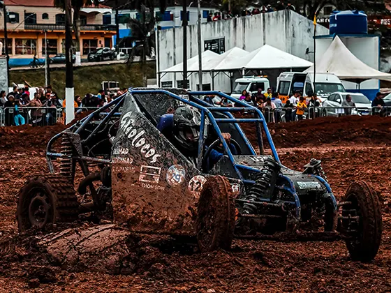Gaiola azul enfrentando a lama na arena de cross