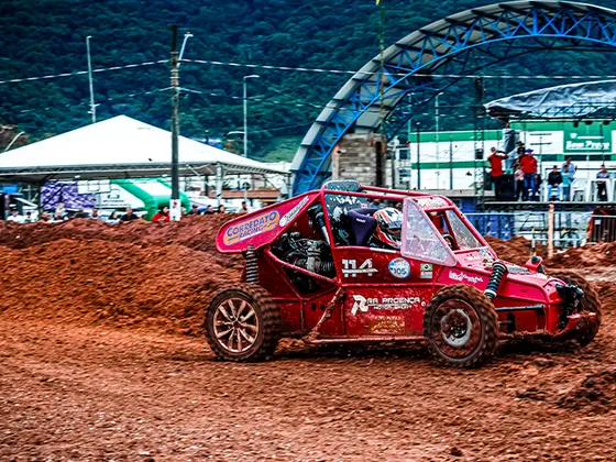 Gaiola vermelha em ação na pista do JipeFest