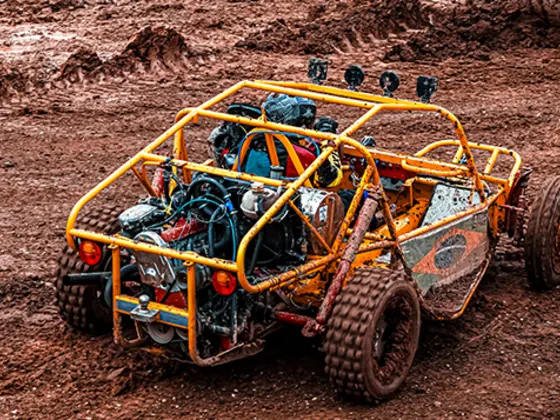 Gaiola amarela parada na área de terra do circuito