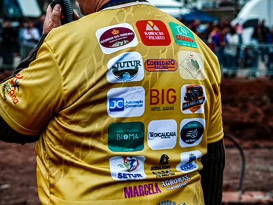 Camisa de piloto com os patrocinadores do JipeFest