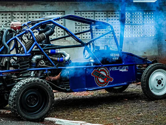 Gaiola cross azul acelerando com fumaça de pneu