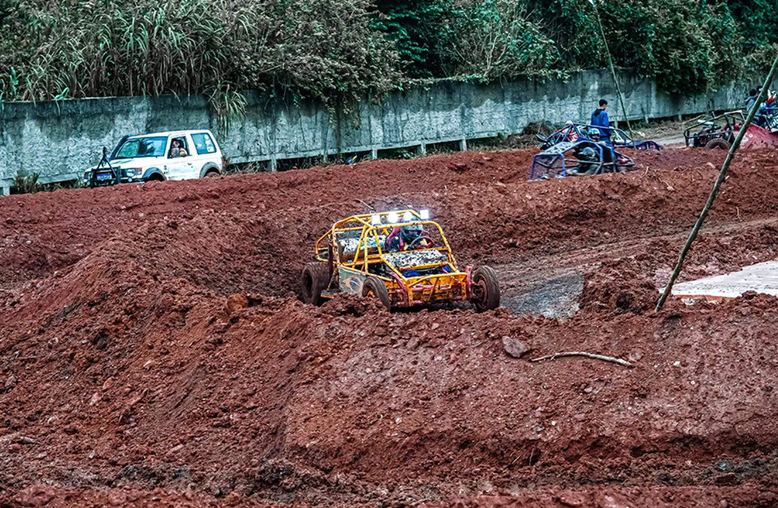 Gaiola cross em ação na pista de terra do JipeFest
